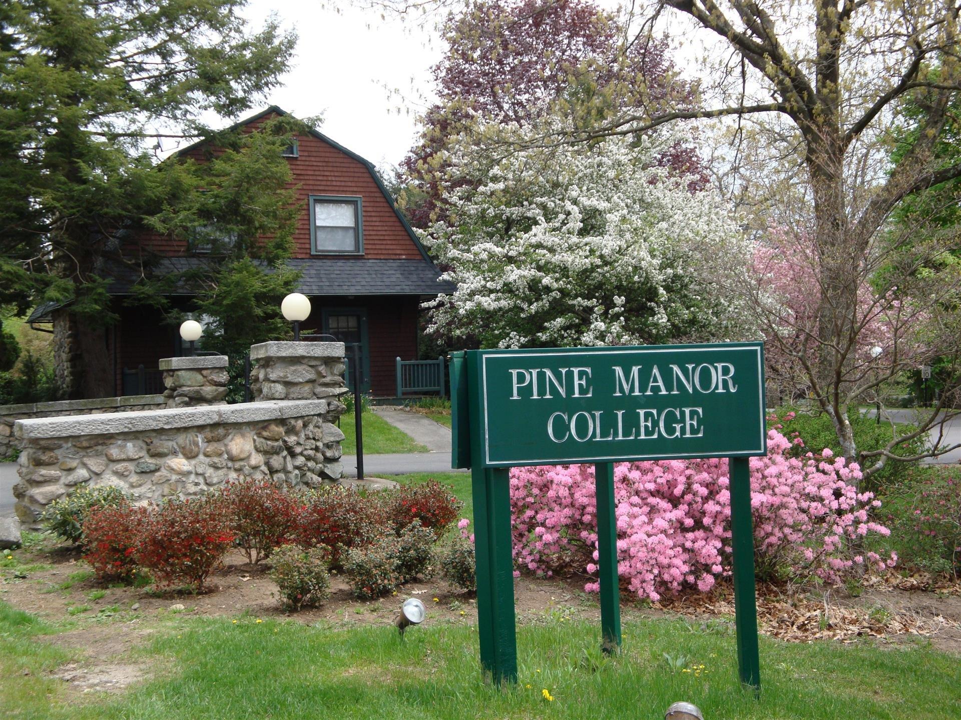alt - США, Pine Manor College, Подготовительные программы, 7