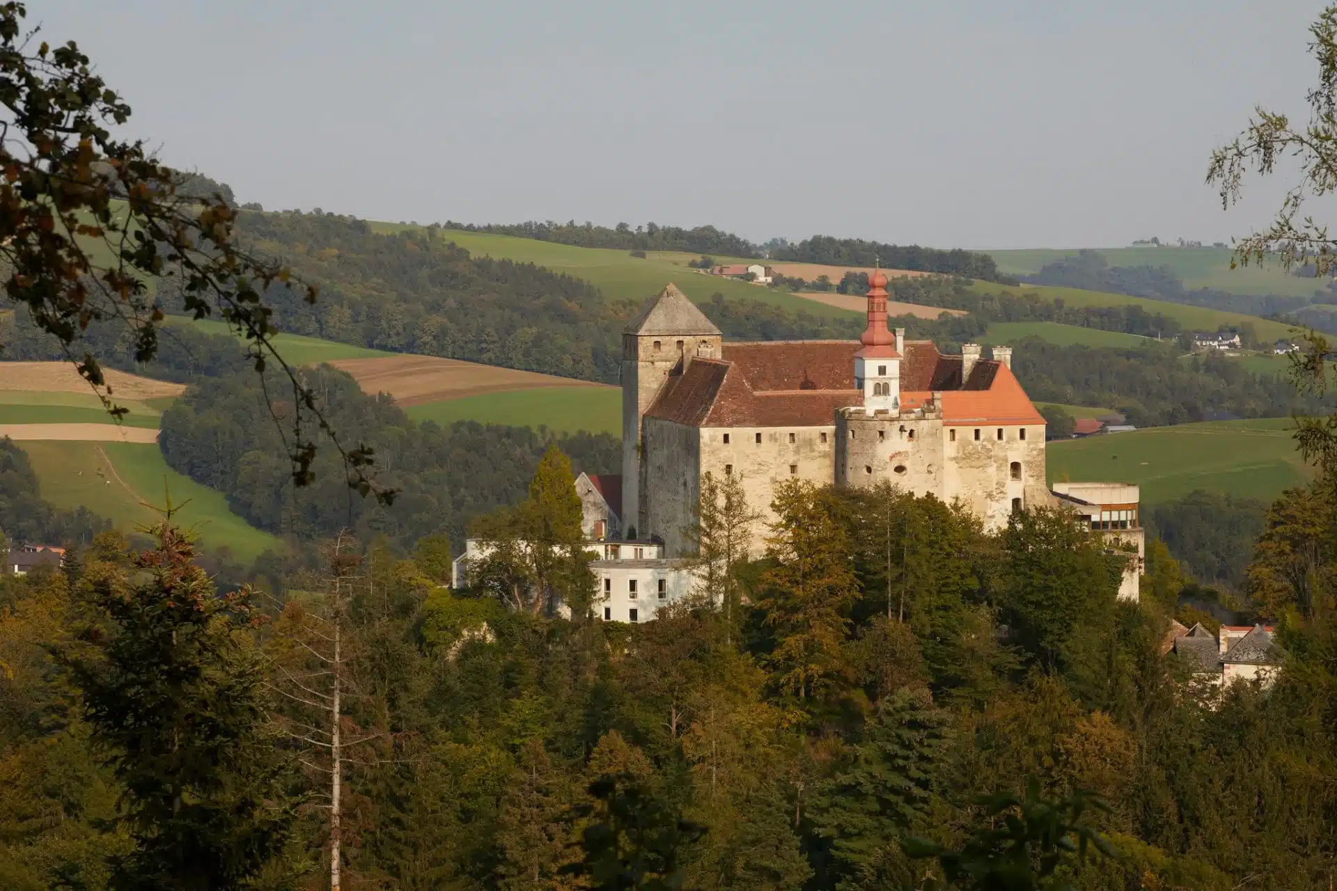 Вид на территорию Schloss Krumbach International School (Шлосс Крумбах Интернешнл Скул) | study.ua