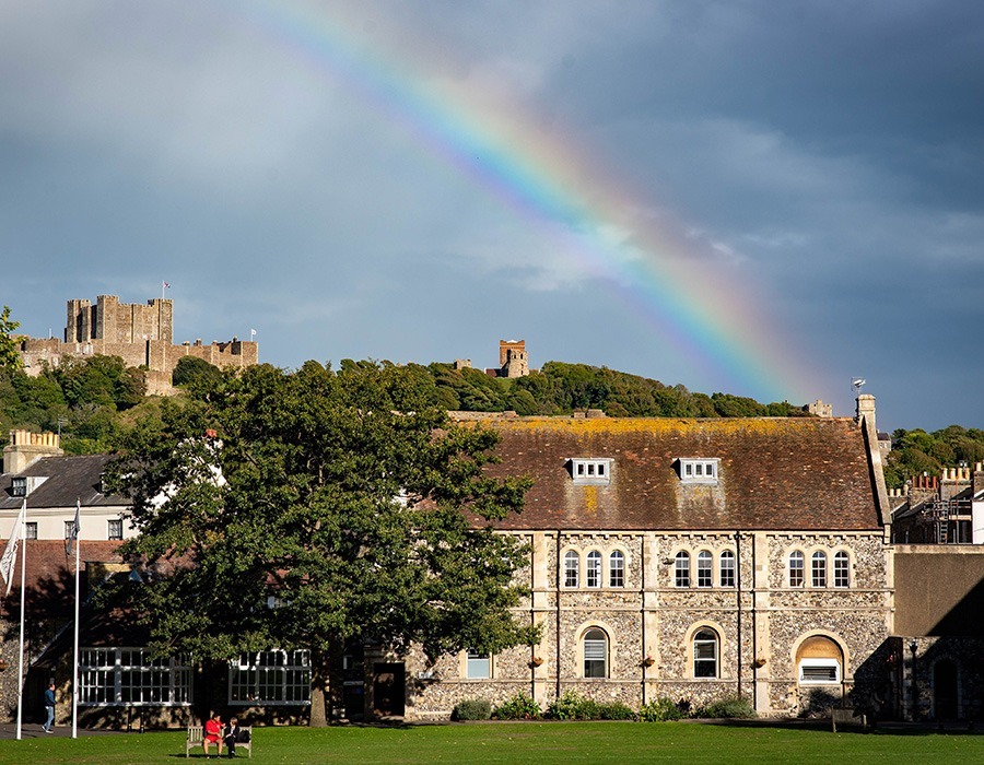 Вид на школу на фоне замка Dover College (Дувр Колледж) | study.ua