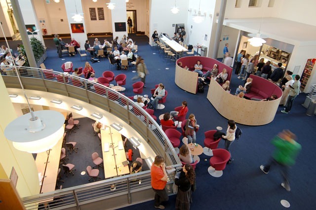 Библиотека в Edinburgh Napier University