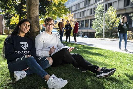 Студенти перед будівлею школи Baemer College (Браймер колледж) | study.ua