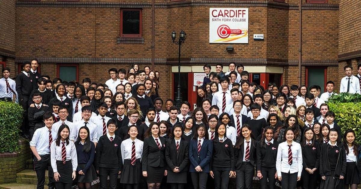 Студенты перед школой Cardiff Sixth Form College (Кардиф Сикс Форм Колледж) | study.ua