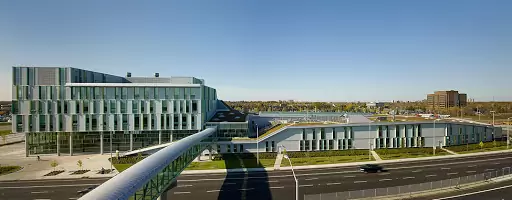 Вид по дорозі до кампусу Algonquin College