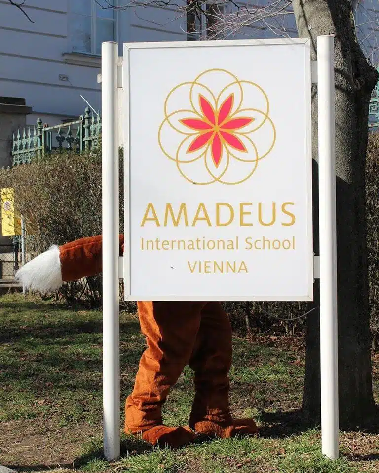 Головний вхід Amadeus International School (Амадеус Інтернешнл Скул) | study.ua