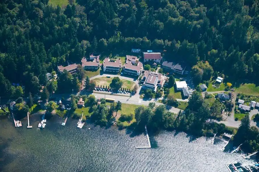 Вид с дрона на территорию Brookes Shawnigan Lake (Брукс Шониган Лейк) | study.ua