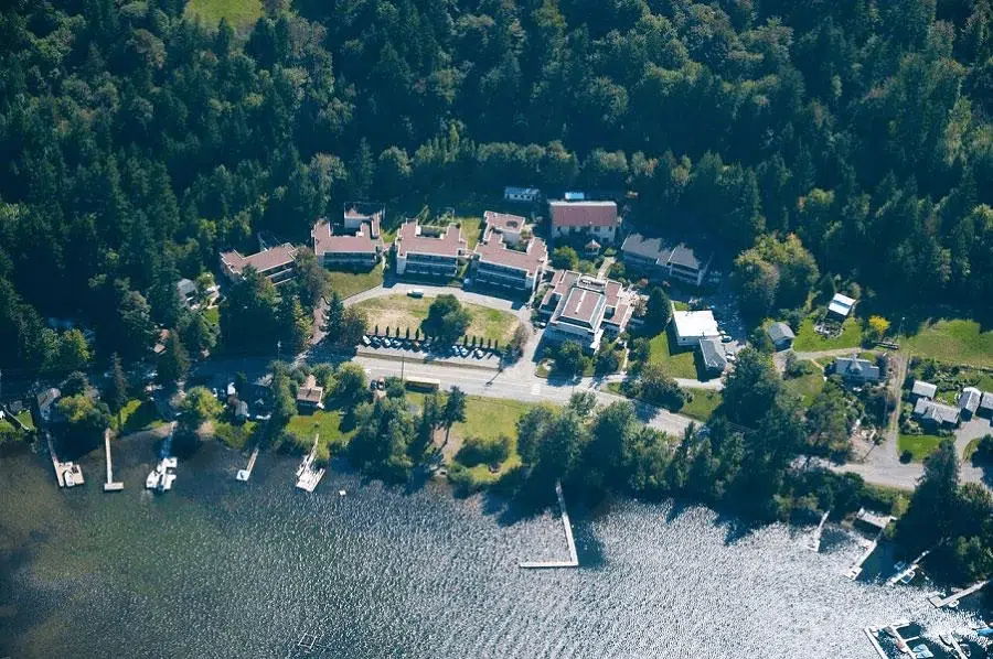 Вид з дрону на територію Brookes Shawnigan Lake (Брукс Шоніган Лейк) | study.ua