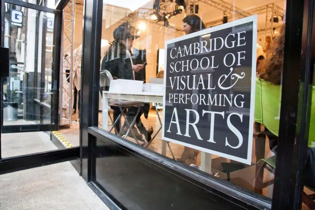 Вывеска Cambridge School of Visual & Performing Arts (CSVPA) (Кембриджская школа изобразительных и исполнительских искусств) - study.ua