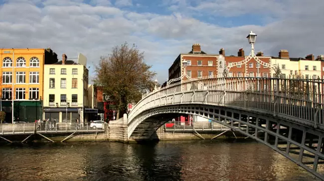 Дорога студентів до Dorset College Dublin