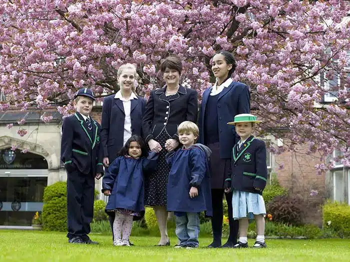 Студентка коледжу зі своєю сім'єю Harrogate Ladies College (Харрогейт ледіз коледж) | study.ua