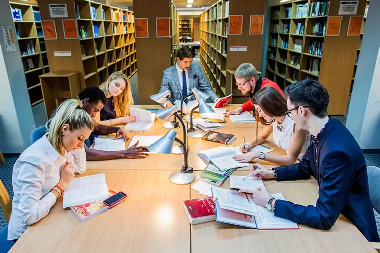 Студенти в бібліотеці Kozminski University