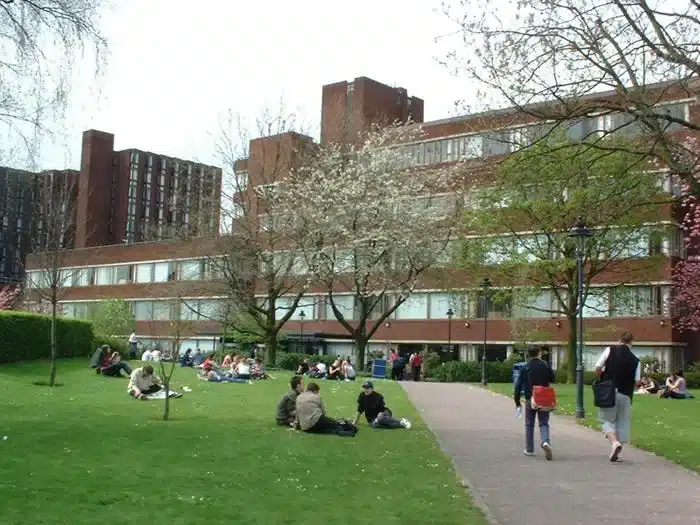 студенти перед корпусом Manchester Metropolitan University