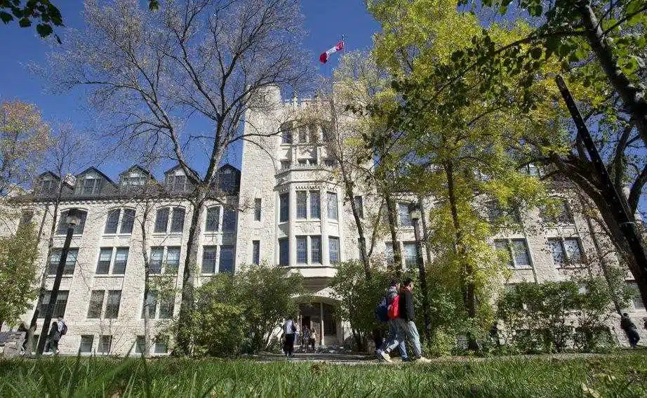 Главный корпус University of Manitoba