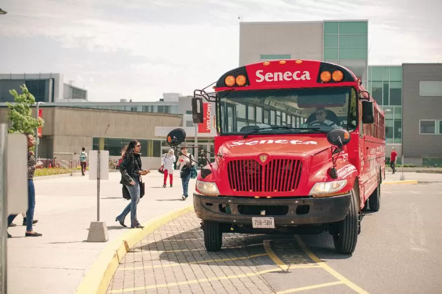 Студентський автобус Seneca College