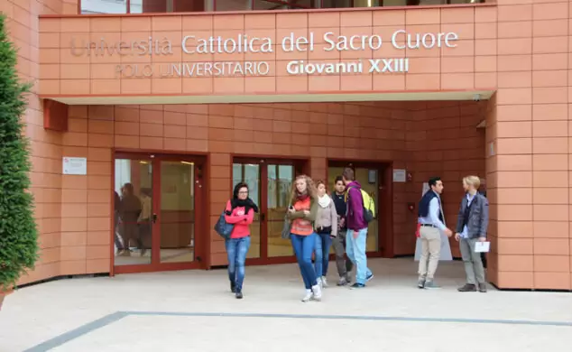 головний вхід Universita Cattolica del Sacro Cuore