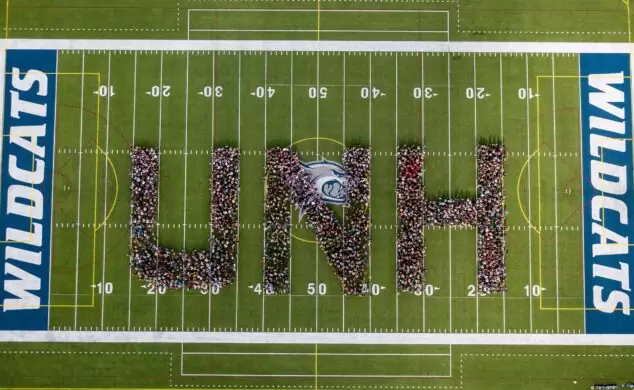 студенти на стадіоні University of New Hampshire