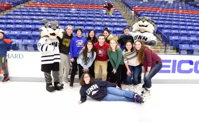 студенти на хокейному полі University of New Hampshire