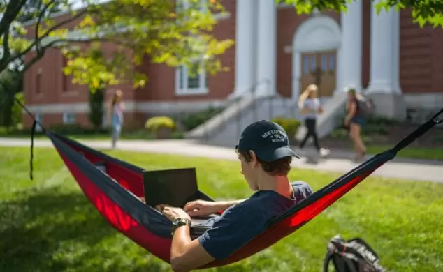 студент відпочиває University of New Hampshire