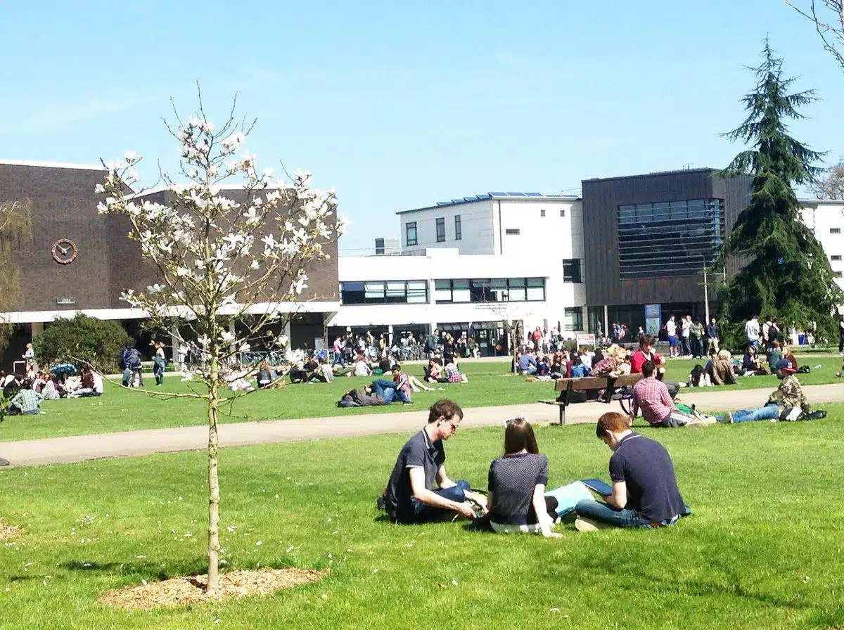 студенты на территории University of Reading