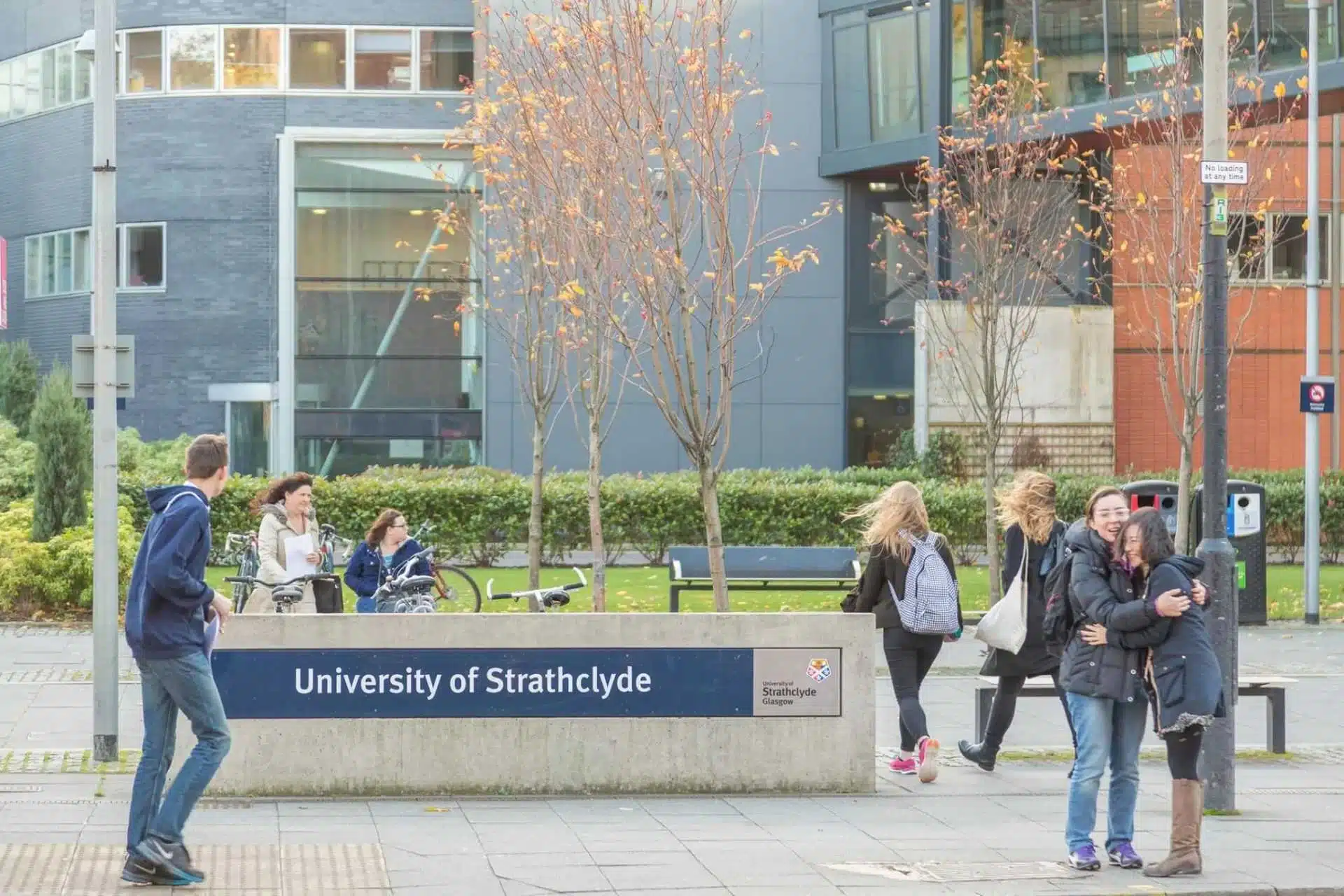 студенти перед вивіскою University of Strathclyde