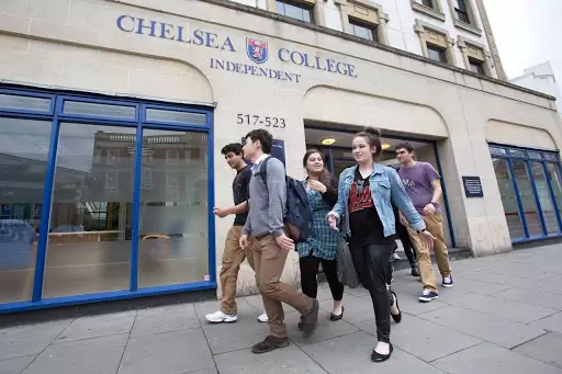 Студенты обучаются за компьютерами Chelsea Independent College (Челси Индепендент Колледж) | study.ua