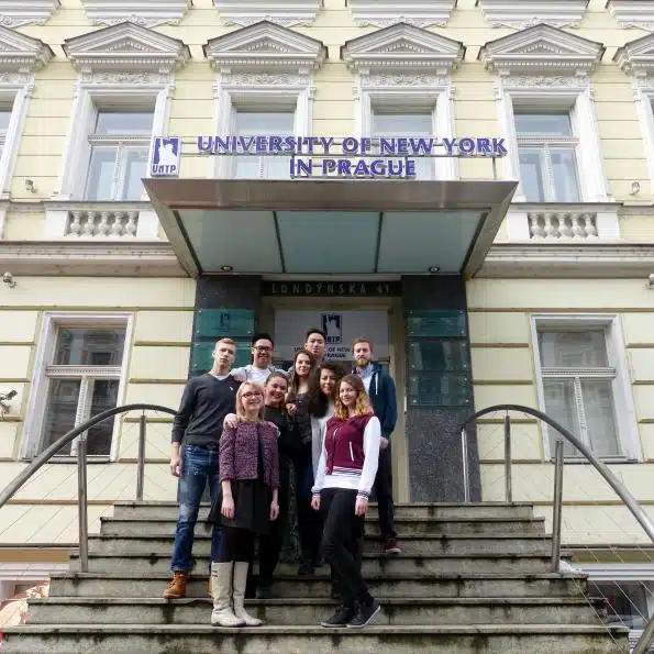 вхід в корпус University of New York in Prague