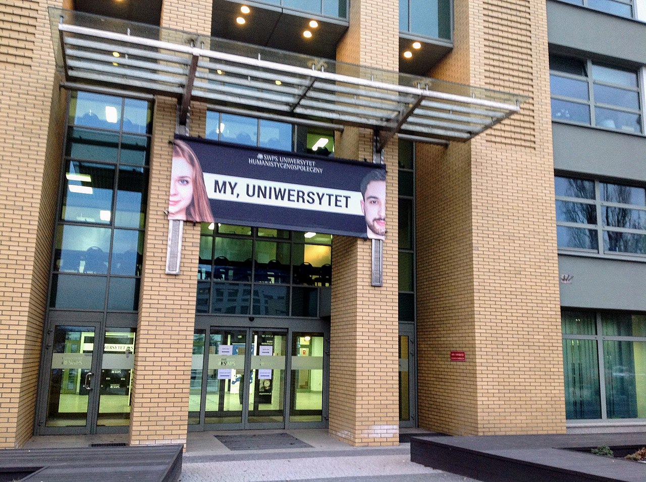 SWPS University у Варшаві, вивіска університету