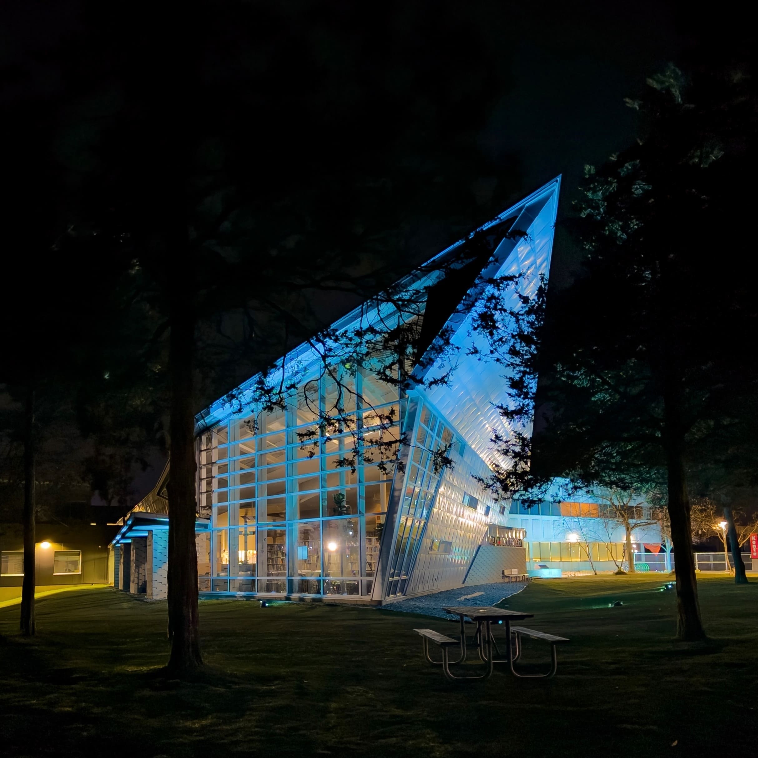 Loyalist College in Toronto, будівля вночі