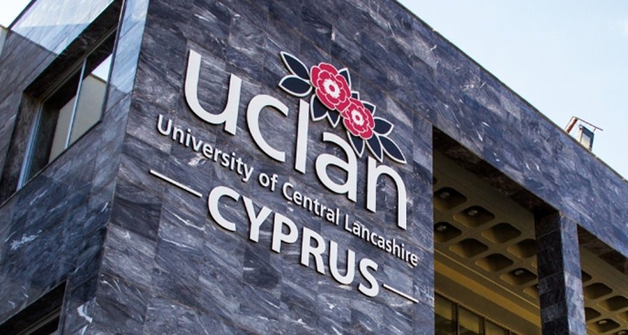 University of Central Lancashire, вывеска университета