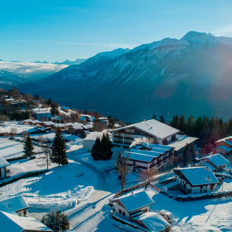 Sommet Education Les Roches Crans Montana, обучение в Швейцарии