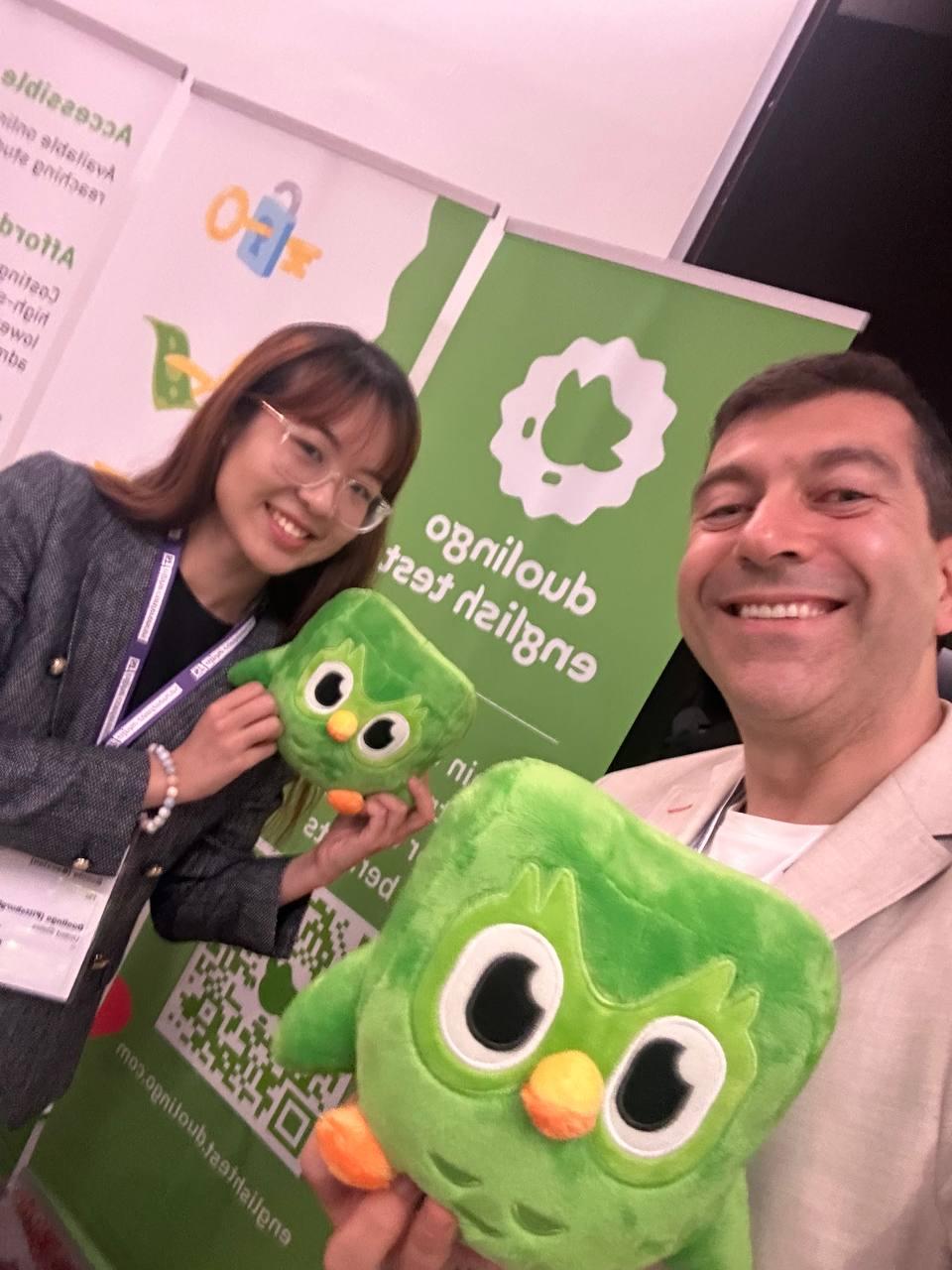 Олександр Бреслер біля стенда Duolingo English Test на ST Alphe UK